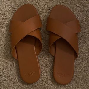 NEVER WORN-brown abercrombie strap sandals